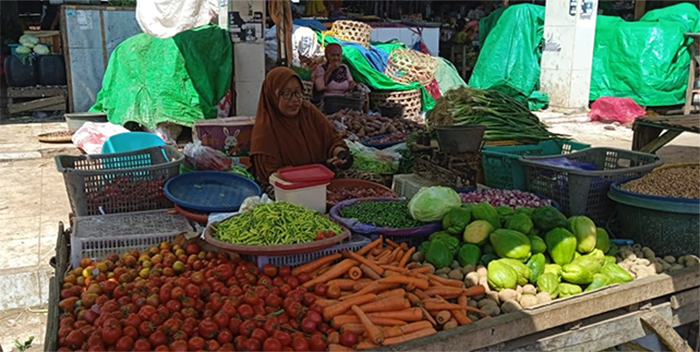 Aktivitas pedagang bahan pokok di Pasar Tradisional Amahami Kota Bima. Foto US/ Berita11.com.