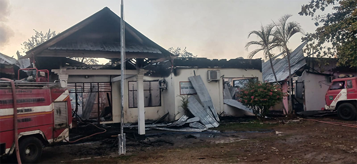 Puing-puing bangunan Inspektorat Kabupaten Bima yang dibakar Kades Poja dan anaknya pada Kamis, 7 September 2025 lalu.