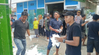 Kapolsek Bolo, AKP Nurdin memantau langsung dan anggota Polsek Bolo membantu proses evakuasi korban yang tertindih dan terjepit ratusan lembar kaca dalam truk di depan toko kaca di Desa Rato Kecamatan Bolo Kabupaten Bima, Sabtu (13/9/2025) pagi.