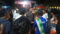 Konsentrasi massa yang memblokade jalan jalan di Lingkungan Polo Kelurahan Kandai Dua Kecamatan Woja menggunakan batu dan kayu, Kamis (11/9/2025) malam. Massa mendesak oknum PNS yang berzina dengan istri tetangganya ditangkap.