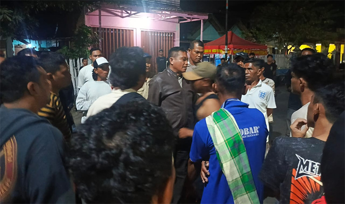 Konsentrasi massa yang memblokade jalan jalan di Lingkungan Polo Kelurahan Kandai Dua Kecamatan Woja menggunakan batu dan kayu, Kamis (11/9/2025) malam. Massa mendesak oknum PNS yang berzina dengan istri tetangganya ditangkap.