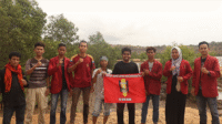 Foto bersama pengurus IMM Cabang Bima disela penanam mangrove bersama Geopark Biosphere Dorowoni Bimantara Bima dan Kwaran Gerakan Pramuka Kecamatan Sape di Pantai Tanjung Nanga Nur Desa Sangia Kecamatan Sape, Selasa (16/9/2025).