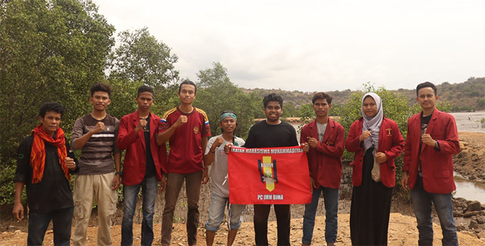 Foto bersama pengurus IMM Cabang Bima disela penanam mangrove bersama Geopark Biosphere Dorowoni Bimantara Bima dan Kwaran Gerakan Pramuka Kecamatan Sape di Pantai Tanjung Nanga Nur Desa Sangia Kecamatan Sape, Selasa (16/9/2025).