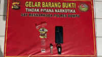 Barang bukti narkoba yang diamankan saat polisi menggeledah terduga pengedar sabu-sabu di Sori Saloko Kabupaten Dompu, Kamis (11/9/2025) malam.