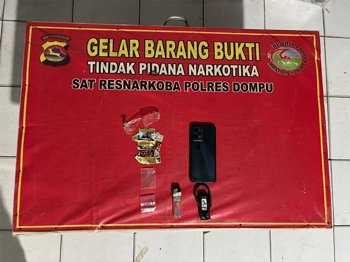 Barang bukti narkoba yang diamankan saat polisi menggeledah terduga pengedar sabu-sabu di Sori Saloko Kabupaten Dompu, Kamis (11/9/2025) malam. Barang bukti narkoba yang diamankan saat polisi menggeledah terduga pengedar sabu-sabu di Sori Saloko Kabupaten Dompu, Kamis (11/9/2025) malam.