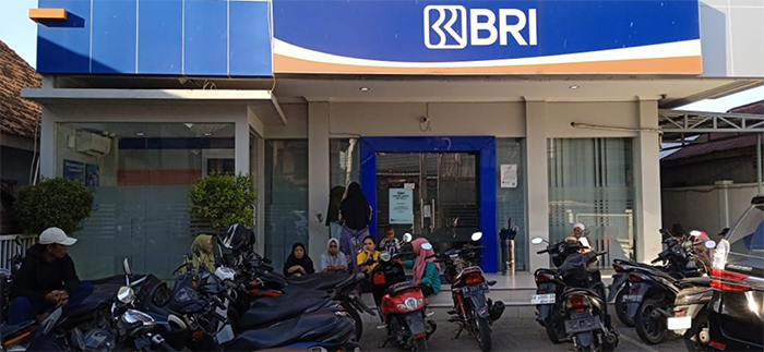 Kondisi saat puluhan nasabah BRI Unit Bolo Kabupaten Bima mengantre untuk mendapatkan layanan sebelum bank setempat buka sekira pukul 07.30 Wita, Kamis (4/9/2025). Kondisi saat puluhan nasabah BRI Unit Bolo Kabupaten Bima mengantre untuk mendapatkan layanan sebelum bank setempat buka sekira pukul 07.30 Wita, Kamis (4/9/2025).
