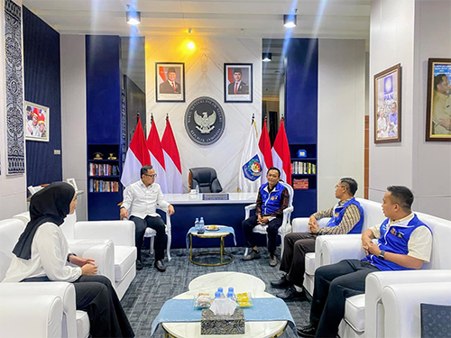 Panitia Mandalika KORPRI Fun Night Run 2025 saat bertemu Wamendagri Bima Arya di Jakarta.