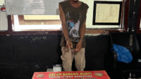 Terduga pengedar sabu-sabu di Dompu yang diringkus polisi, Rabu (24/9/2025) siang.