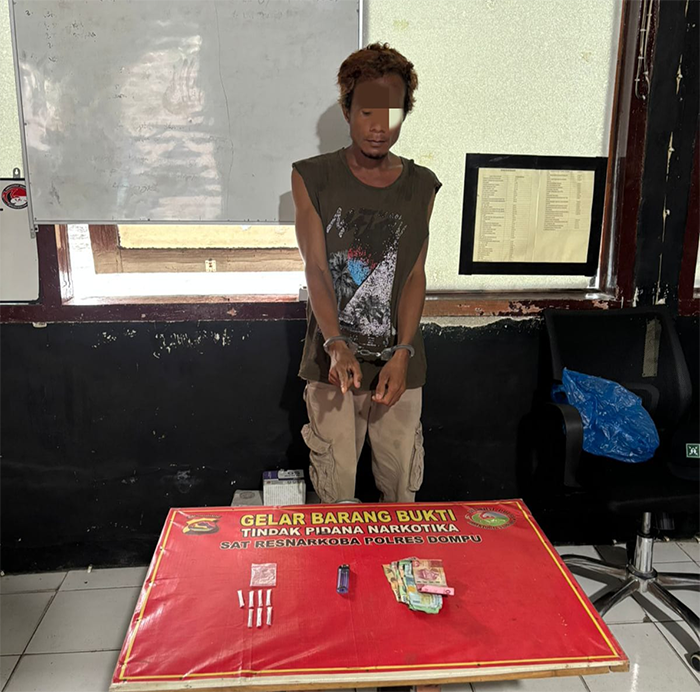 Terduga pengedar sabu-sabu di Dompu yang diringkus polisi, Rabu (24/9/2025) siang.