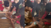 Detik-detik menegangkan saat tim Dinas Pemadam Kebakaran dan Penyelamatan (Damkarmat) berupaya melepas cincin dari jari Sultan (14 tahun), siswa SMKN 1 Kabupaten Bima asal RT 01/01 Dusun Kalate Desa Tente Kecamatan Woha Kabupaten Bima, Sabtu (20/9/2025).