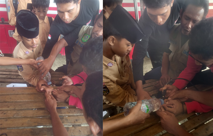 Detik-detik menegangkan saat tim Dinas Pemadam Kebakaran dan Penyelamatan (Damkarmat) berupaya melepas cincin dari jari Sultan (14 tahun), siswa SMKN 1 Kabupaten Bima asal RT 01/01 Dusun Kalate Desa Tente Kecamatan Woha Kabupaten Bima, Sabtu (20/9/2025).