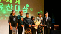 Tim Sekolah Pedalangan Wayang Sasak (SPWS) usai tampil dalamm pertunjukan Benih Perdamaian dari Timur masing-masing di Kota Namwon.