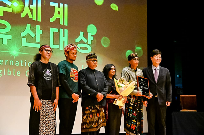 Tim Sekolah Pedalangan Wayang Sasak (SPWS) usai tampil dalamm pertunjukan Benih Perdamaian dari Timur masing-masing di Kota Namwon.