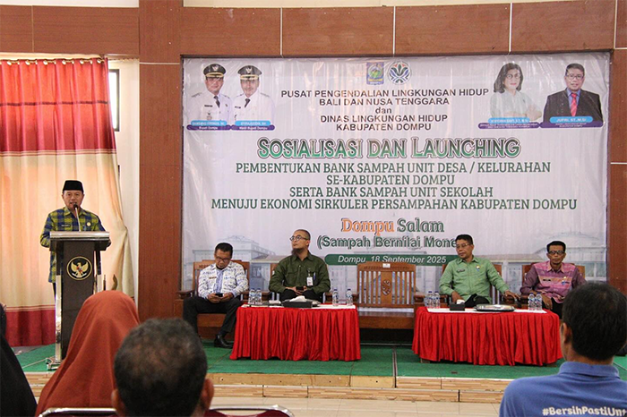 Sekretaris Daerah Kabupaten Dompu Gatot Gunawan membuka sosialisasi dan peluncuran Bank Sampah unit desa dan kelurahan se-Kabupaten Dompu, Kamis (18/9/2025).