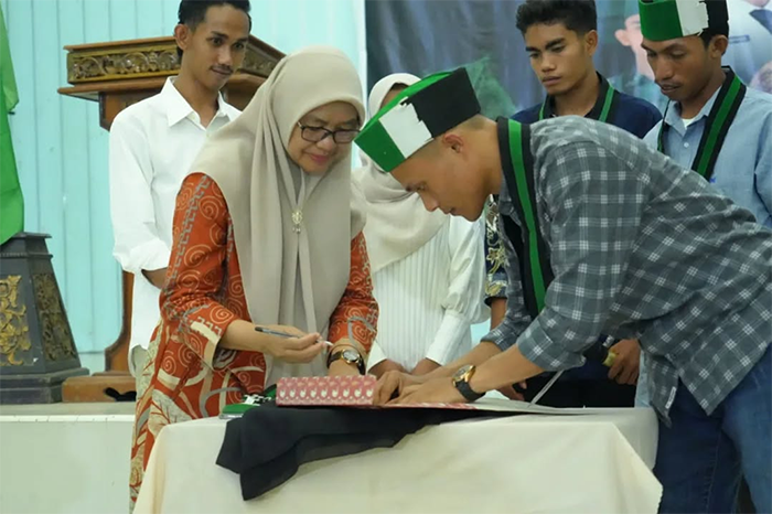 Pj Sekda Kota Bima Hj Mariamah bersama Ketua HMI MPO Cabang Bima menandatangani nota kesepahaman di sela pelantikan pengurus HMI MPO Cabang Bima periode 2025-2026 di Convention Hall Paruga Na'e, Sabtu (20/9/2025).