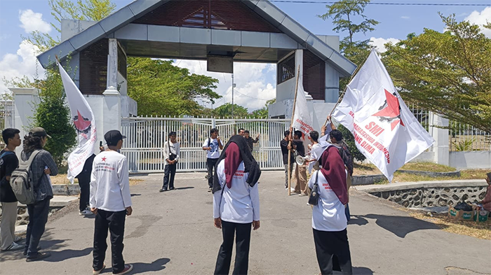 Suasana saat massa aksi Komite Pimpinan Cabang Serikat Mahasiswa Indonesia (KPC SMI) Cabang Bima menggelar aksi unjuk rasa di kantor Pemerintah Kabupaten (Pemkab) Bima, memperingati hari tani nasional (HTN) 2025, Rabu (24/9/2025).