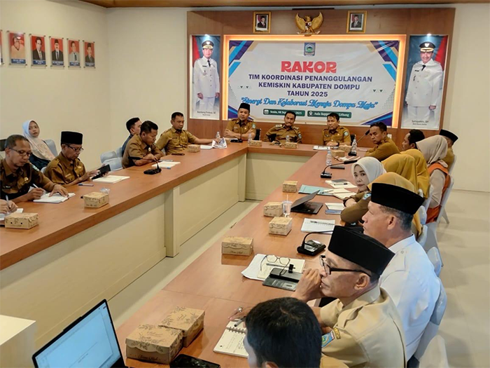 Suasana rapat koordinasi penanggulangan kemiskinan yang digelar di aula Badan Perencanaan dan Pembangunan Daerah (Bappeda) dan Litbang Kabupaten Dompu, Senin (8/9/2025).