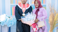 Walid Alfian foto bersama ibunda tercinta Asmah, usai mengikuti prosesi wisuda angkatan IV Universitas Muhammadiyah Bima, Sabtu (30/8/2025) lalu. Meski anak yatim dengan latar belakang keluarga petani, ia mampu membuktikan dapat bersaing dengan sejumlah peserta wisuda lain.