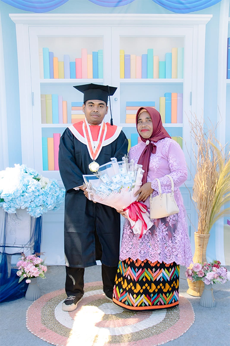 Walid Alfian foto bersama ibunda tercinta Asmah, usai mengikuti prosesi wisuda angkatan IV Universitas Muhammadiyah Bima, Sabtu (30/8/2025) lalu. Meski anak yatim dengan latar belakang keluarga petani, ia mampu membuktikan dapat bersaing dengan sejumlah peserta wisuda lain.