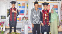 M Yahya bersama kedua orang tuanya, saat hari bahagia usai dikukuhkan sebagai wisudawan terbaik Universitas Muhammadiyah, akhir Agustus 2025 lalu.