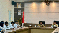 Suasana saat Bupati Dompu, Bambang Firdaus beraudiensi dengan puluhan tenaga honorer non data base Badan Kepegawaian Negara (BKN) dari sejumlah OPD lingkup Kabupaten Dompu di ruang rapat Bupati Dompu, Senin (8/9/2025).
