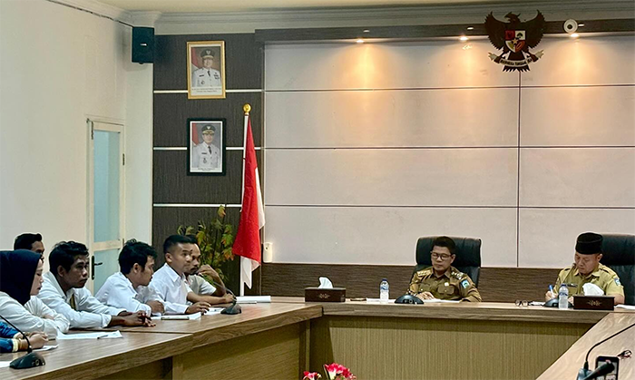 Suasana saat Bupati Dompu, Bambang Firdaus beraudiensi dengan puluhan tenaga honorer non data base Badan Kepegawaian Negara (BKN) dari sejumlah OPD lingkup Kabupaten Dompu di ruang rapat Bupati Dompu, Senin (8/9/2025).