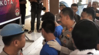 Kepala Desa Poja inisial RD, tersangka kasus pembakaran kantor Inspektorat Kabupaten Bima saat ekspose kasus di Mapolres Bima Kota, Sabtu (20/9/2025).