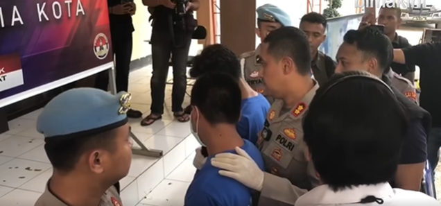 Kepala Desa Poja inisial RD, tersangka kasus pembakaran kantor Inspektorat Kabupaten Bima saat ekspose kasus di Mapolres Bima Kota, Sabtu (20/9/2025).
