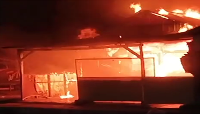 Kondisi bangunan Rumah Makan Raisha dilahap si jago merah, Rabu (10/9/2025) malam.