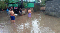 Luapan banjir setinggi dewasa atau sekira 20 cm-30 cm yang menggenangi pemukiman warga di Desa Kore Kecamatan Sanggar Kabupaten Bima, sekira pukul 16.10 Wita, Selasa (9/9/2025).