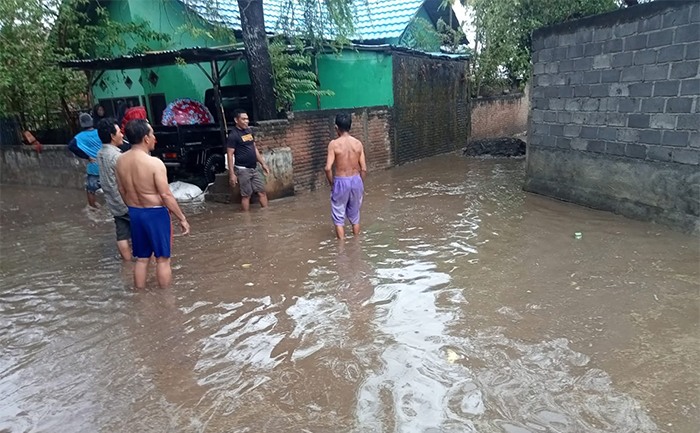 Luapan banjir setinggi dewasa atau sekira 20 cm-30 cm yang menggenangi pemukiman warga di Desa Kore Kecamatan Sanggar Kabupaten Bima, sekira pukul 16.10 Wita, Selasa (9/9/2025).