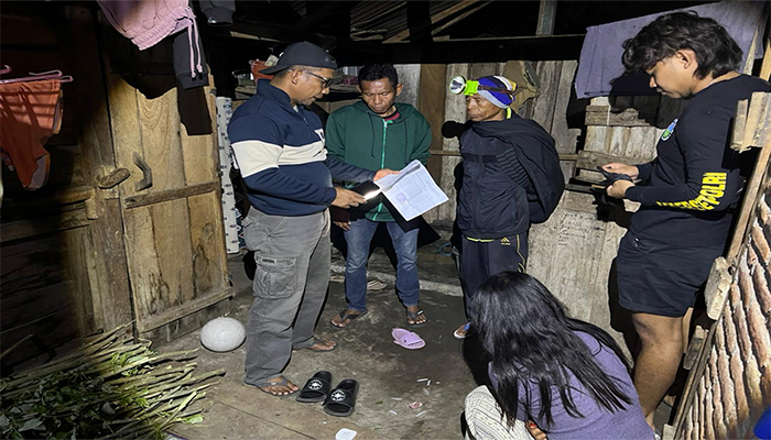 Polisi saat menangkap terduga pengedar sabu-sabu di Desa Riwo, Kecamatan Woja, Kabupaten Dompu, Senin dini hari (8/9/2025).