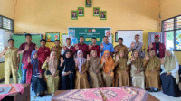 Foto bersama tim dosen STKIP Taman Siswa Bima bersama masyarakat Desa Lere Kecamatan Parado Kabupaten Bima usai Workshop Pendampingan Penyusunan Draft Peraturan Sekolah tentang Pencegahan dan Penanganan Kekerasan di SDN Inpres Lere, Senin (4/8/2025).