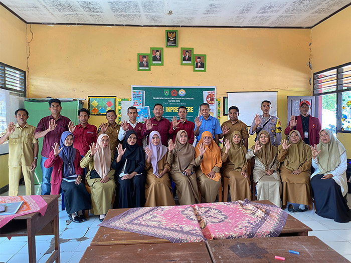 Foto bersama tim dosen STKIP Taman Siswa Bima bersama masyarakat Desa Lere Kecamatan Parado Kabupaten Bima usai Workshop Pendampingan Penyusunan Draft Peraturan Sekolah tentang Pencegahan dan Penanganan Kekerasan di SDN Inpres Lere, Senin (4/8/2025).
