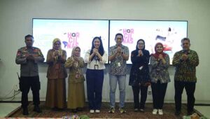 Foto bersama pemenang program loyalitas tahunan Harinya Cicilan Lunas (HARCILNAS) 2025 periode pertama dengan Head of Marketing Strategy & Customer Experience Adira Finance, Tania Endah Budhi, Selasa (21/10/2025).