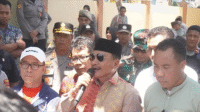 Ketua DPRD Kabupaten Dompu, Ir Muttakun, didampingi Wakil Bupati Dompu, Syirajuddin, Kapolres Dompu, AKBP Sodikin Fahrojin Nur, SIK, dan Dandim 1614/Dompu, Letkol CZI Janu Hendarto, SE, menemui massa PMII. Ketua DPRD Kabupaten Dompu, Ir Muttakun, didampingi Wakil Bupati Dompu, Syirajuddin, Kapolres Dompu, AKBP Sodikin Fahrojin Nur, SIK, dan Dandim 1614/Dompu, Letkol CZI Janu Hendarto, SE, menemui massa PMII.