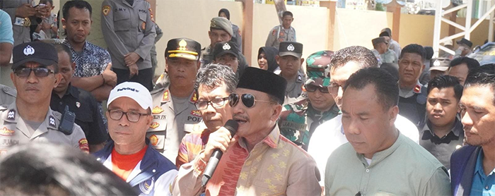 Ketua DPRD Kabupaten Dompu, Ir Muttakun, didampingi Wakil Bupati Dompu, Syirajuddin, Kapolres Dompu, AKBP Sodikin Fahrojin Nur, SIK, dan Dandim 1614/Dompu, Letkol CZI Janu Hendarto, SE, menemui massa PMII. Ketua DPRD Kabupaten Dompu, Ir Muttakun, didampingi Wakil Bupati Dompu, Syirajuddin, Kapolres Dompu, AKBP Sodikin Fahrojin Nur, SIK, dan Dandim 1614/Dompu, Letkol CZI Janu Hendarto, SE, menemui massa PMII.