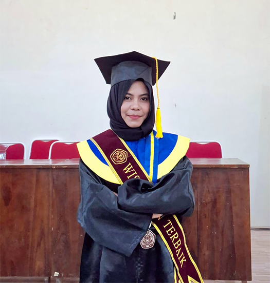 Desi Nargis, calon wisudawati terbaik Program Studi Pendidikan Matematika STKIP Taman Siswa Bima.