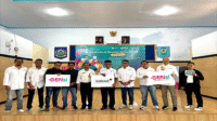 Foto bersama SVP Head of Region Bali Nusra Indosat Ooredoo Hutchison, Julandi George Fransiskus dan sejumlah narasumber kegiatan workshop Generasi Terkoneksi (Gensi) di aula SMAN 4 Kota Bima, Rabu (15/10/2025).