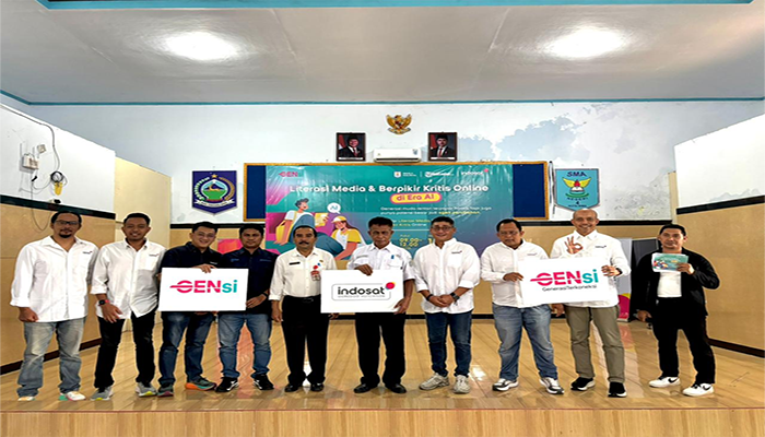 Foto bersama SVP Head of Region Bali Nusra Indosat Ooredoo Hutchison, Julandi George Fransiskus dan sejumlah narasumber kegiatan workshop Generasi Terkoneksi (Gensi) di aula SMAN 4 Kota Bima, Rabu (15/10/2025).