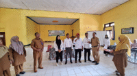 Foto bersama Kepala Dinas Koperasi dan UKM Kabupaten Bima,  Dahlan H Muhammad dan panitia pelatihan dan peserta pelatihan peningkatan kapasitas Kopdes Merah Putih di SKB Kabupaten Bima, Senin (20/10/2025). Foto bersama Kepala Dinas Koperasi dan UKM Kabupaten Bima, Dahlan H Muhammad dan panitia pelatihan dan peserta pelatihan peningkatan kapasitas Kopdes Merah Putih di SKB Kabupaten Bima, Senin (20/10/2025).