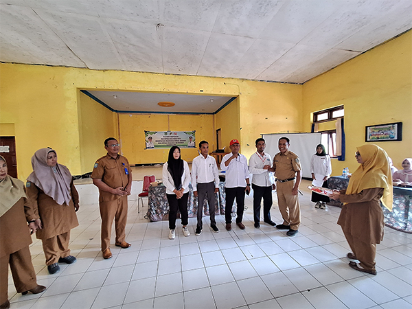 Foto bersama Kepala Dinas Koperasi dan UKM Kabupaten Bima,  Dahlan H Muhammad dan panitia pelatihan dan peserta pelatihan peningkatan kapasitas Kopdes Merah Putih di SKB Kabupaten Bima, Senin (20/10/2025). Foto bersama Kepala Dinas Koperasi dan UKM Kabupaten Bima, Dahlan H Muhammad dan panitia pelatihan dan peserta pelatihan peningkatan kapasitas Kopdes Merah Putih di SKB Kabupaten Bima, Senin (20/10/2025).