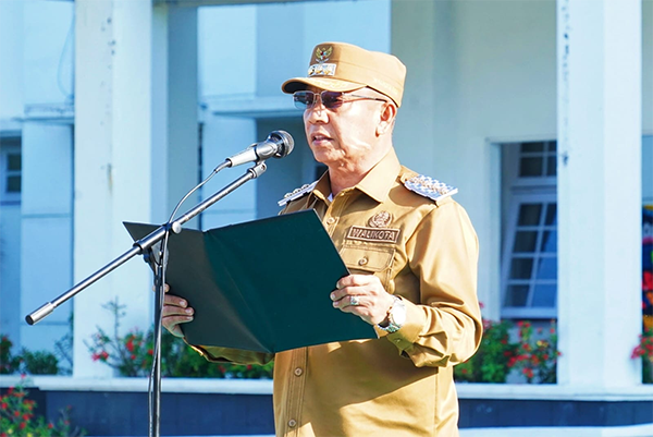 Wali Kota Bima, H. A. Rahman H. Abidin saat memimpin apel gabungan perdana di halaman Kantor Wali Kota Bima, Senin (3/3/2025).