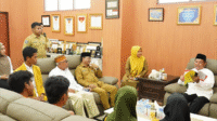 Pj Wali Kota Bima,  H Mukhtar saat menerima kunjungan silaturahmi dari Ikatan Pelajar Muhammadiyah (IPM) Kota Bima di Ruang Kerja Wali Kota Bima, Selasa (4/2/2025). Pj Wali Kota Bima, H Mukhtar saat menerima kunjungan silaturahmi dari Ikatan Pelajar Muhammadiyah (IPM) Kota Bima di Ruang Kerja Wali Kota Bima, Selasa (4/2/2025).