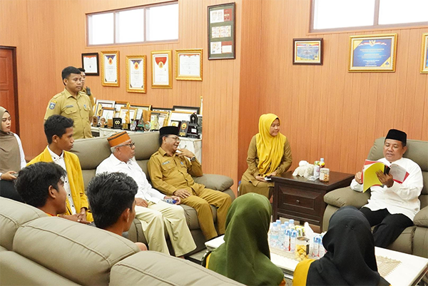 Pj Wali Kota Bima,  H Mukhtar saat menerima kunjungan silaturahmi dari Ikatan Pelajar Muhammadiyah (IPM) Kota Bima di Ruang Kerja Wali Kota Bima, Selasa (4/2/2025). Pj Wali Kota Bima, H Mukhtar saat menerima kunjungan silaturahmi dari Ikatan Pelajar Muhammadiyah (IPM) Kota Bima di Ruang Kerja Wali Kota Bima, Selasa (4/2/2025).