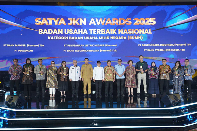 Foto bersama Direktur Utama BPJS Kesehatan didampingi Menteri Koordinator Bidang Pemberdayaan Masyarakat RI, Deputi III Bidang Pembangunan Manusia, Kebudayaan dan Pemberdayaan Masyarakat Kantor Staf Presiden RI serta perwakilan 110 badan usaha yang memperoleh Satya JKN Award 2025.