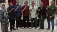 Ketua Ikatan Alumni Resimen Mahasiswa Indonesia (IARMI) Bima Raya, A Rifai dan panitia foto bersama Bupati Bima, Ady Mahyudi.