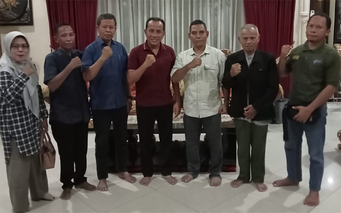 Ketua Ikatan Alumni Resimen Mahasiswa Indonesia (IARMI) Bima Raya, A Rifai dan panitia foto bersama Bupati Bima, Ady Mahyudi.