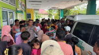 Konsentrasi warga saat melihat proses evakuasi korban disambar petir ke Puskesmas Kempo Kabupaten Dompu, Jumat (17/10/2025) sore. Konsentrasi warga saat melihat proses evakuasi korban disambar petir ke Puskesmas Kempo Kabupaten Dompu, Jumat (17/10/2025) sore.