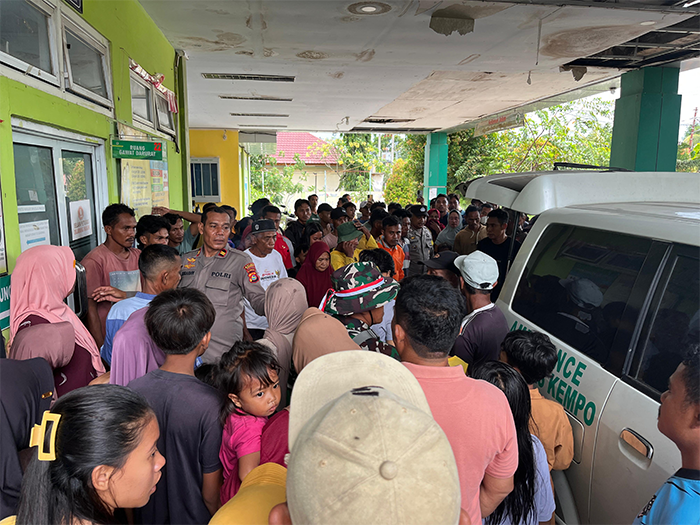 Konsentrasi warga saat melihat proses evakuasi korban disambar petir ke Puskesmas Kempo Kabupaten Dompu, Jumat (17/10/2025) sore. Konsentrasi warga saat melihat proses evakuasi korban disambar petir ke Puskesmas Kempo Kabupaten Dompu, Jumat (17/10/2025) sore.